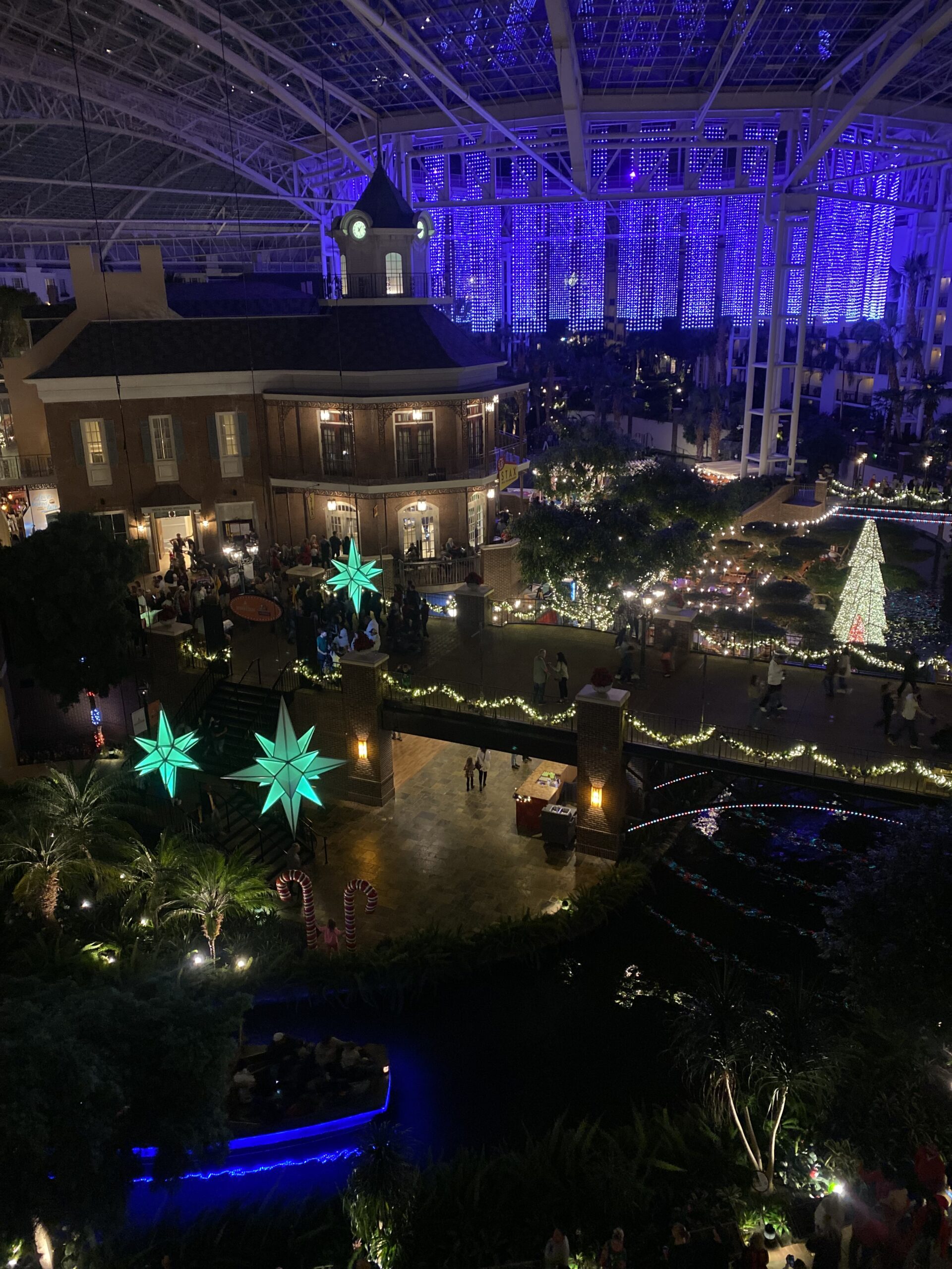 So Much Christmas at Opryland | The Nashville Mom, image size:1920x2560
